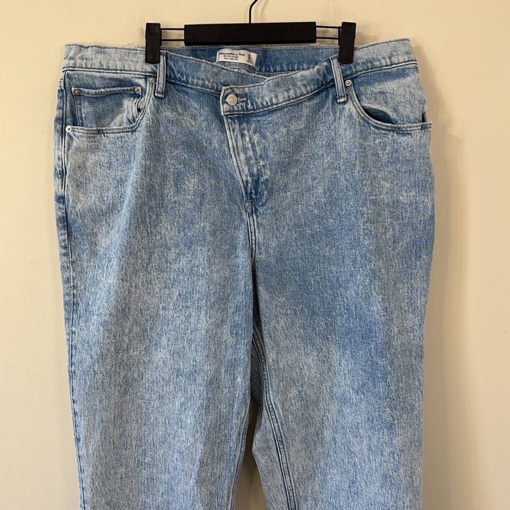 Abercrombie & Fitch The 90s Straight Ultra High Rise Denim Jeans Size 20 SHORT - Picture 2 of 10